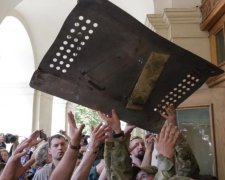 Многочисленные переломы и ушибы: депутат получила билет в травматологию от коллеги