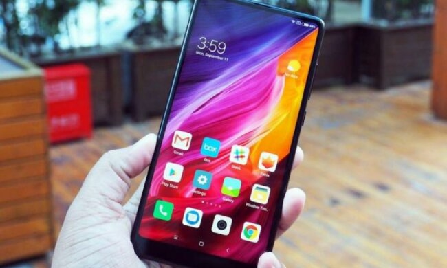 У мережу злили фото флагмана Xiaomi з камерою у несподіваному місці