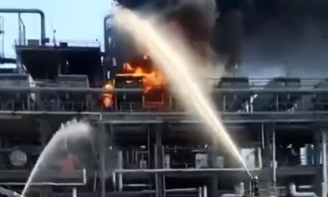 Пожар на российском нефтеперерабатывающем заводе, скриншот с видео