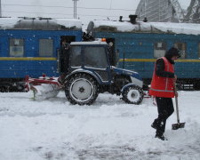 Україну паралізували небувалі снігопади: дороги масово перекривають, десятки рейсів скасували