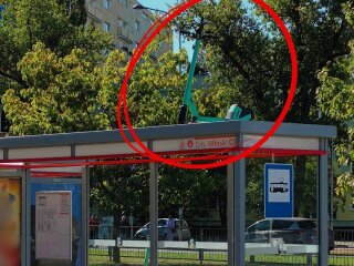 Электросамокат на крыше трамвайной остановки в Варшаве. Фото: warsawhere.pl