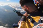 Українець зробив татуювання на висоті 4 кілометри і встановив рекорд - парашут, політ і голка в руці