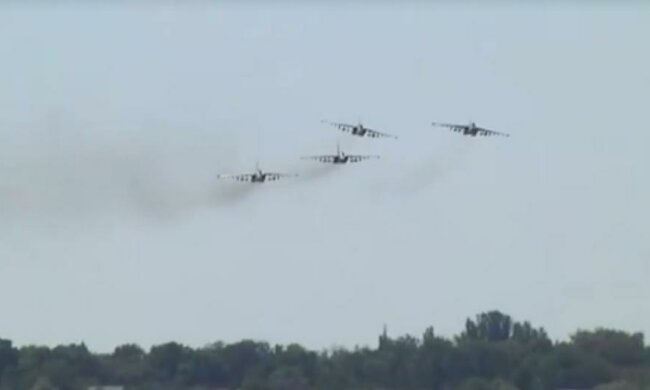Українські військові льотчики показали вищий пілотаж (відео)
