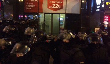 Активісти залишили Хрещатик, копи охороняють банк