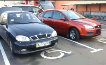 Водителей будут штрафовать автоматически: где больше нельзя парковаться