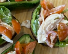 Авокадо, фарширований курячим салатом, кадр з відео