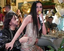 Порочна Бузова погризла сосиску Кіркорова: фото
