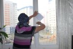 Звісила ноги і сидить: копи кілька годин відмовляють киянку від самогубства