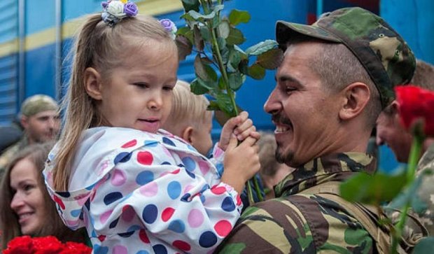 Артиллеристов из зоны АТО встречали в Киеве цветами (фото)