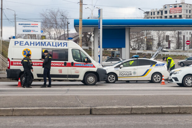 У Києві вантажівка розчавила жінку на "зебрі", моторошні кадри з Борщагівки