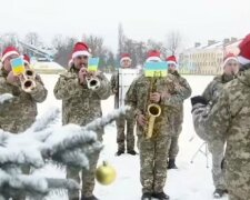 Військові в шапках Санти проміняли пістолети на саксофони: "З Новим роком, Україно!"