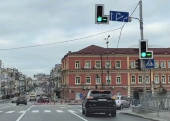 Светофор со стрелкой: фото скрин Ютуб