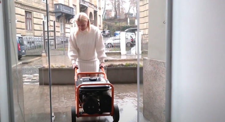 Жінка підключає генератор. Фото: youtube