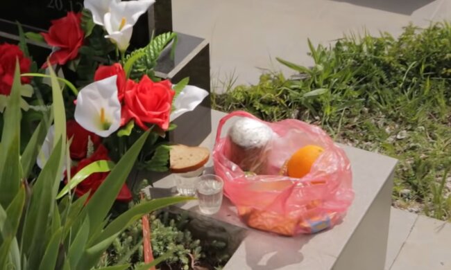 Украинцам показали, куда деваются куличи и крашенки из могил на кладбище: "Приезжает бус, загружают"