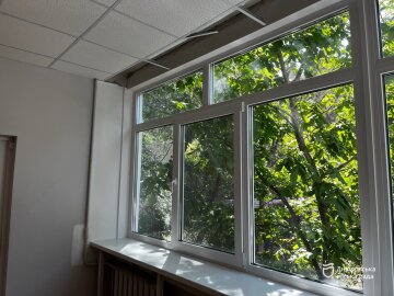 Відновлені вікна у медзакладі Дніпра