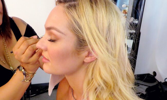 Найспокусливіший ангел Victoria’s Secret: в мережі показали одним фото, як важко бути моделлю