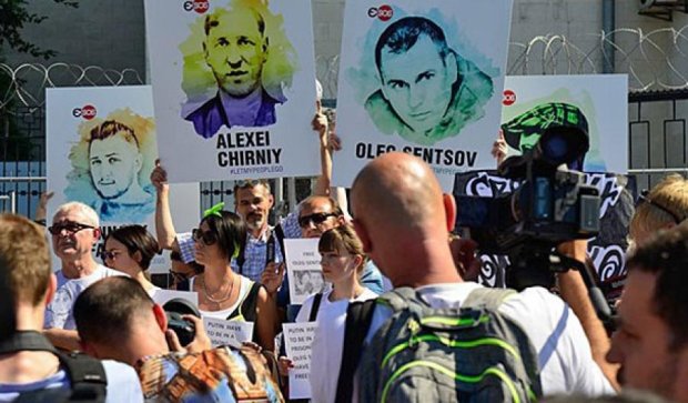 Під посольством Росії у Києві мітингують проти вироку Сенцову (фото)
