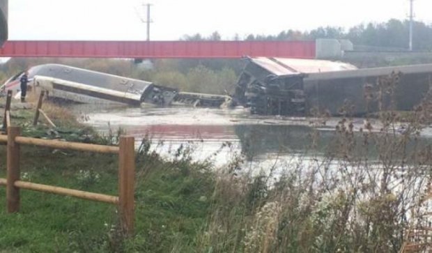 Во Франции погибли пять человек из-за падения поезда в реку (фото)
