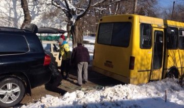 Боксер Ломаченко витягнув маршрутку із замету (фото)