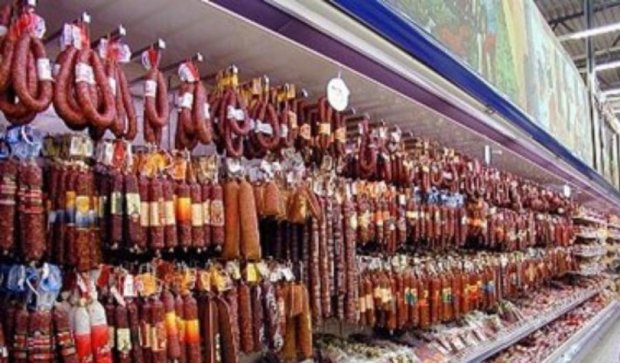 Росіянка наїлася ковбаси перед носом у продавців