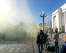 Верховну Раду затягнуло чорним димом: протестувальники оточили парламент і висунули вимоги