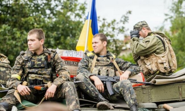 Под огнем террористов: украинские воины уничтожили флаг оккупанта