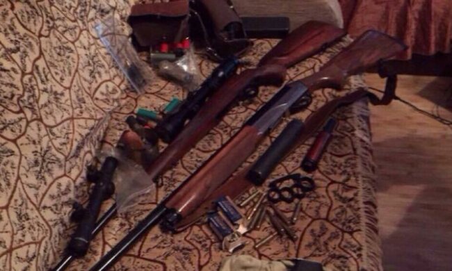 Под Киевом нашли арсенал оружия и боеприпасов (фото)