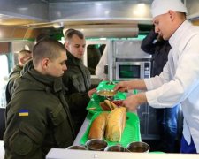 Спецназ нагодували "депутатським" сніданком
