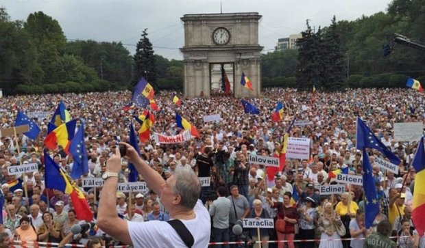 Многотысячный антиправительственный митинг проходит в Кишиневе (фото, видео)