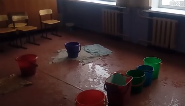 На Тернопольщине крыша школы превратилась в решето - уроки "под дождем" прервал карантин