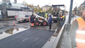 Знімав, як викидають на вітер гроші українців: журналіста жорстоко побили за правду