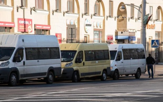 Тітушки зрешетили автобуси у Києві