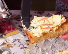 Намазка на хліб, кадр з відео