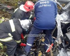 На Хмельниччині автомобіль зіткнувся із вантажівкою: помер водій (фото)
