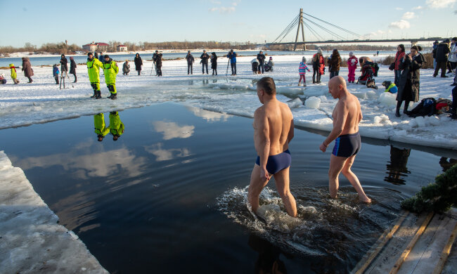 Крещение Господне, ныряние в прорубь - фото Status Quo