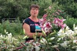 Звезда "Лісапетного батальйона" призналась, какие растения она любит нюхать каждый вечер: "Все приходят и завидуют"