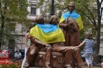 На "Руську трійцю" у Франківську повісили український прапор