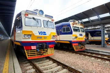 Приміський електропоїзд на станції Роздільна