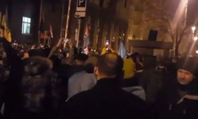 "Блокадники" устроили погром возле офиса Ахметова