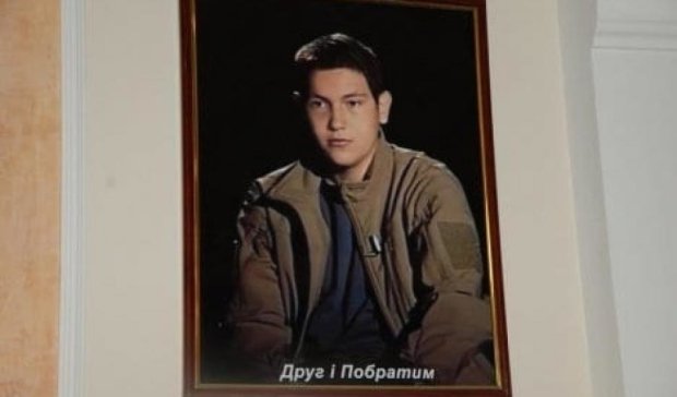 Чиновник повесил в кабинете портрет "киборга" вместо Порошенко (фото)
