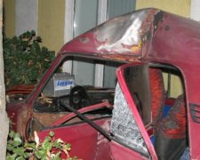 Двое киевлян оказались в плену своего авто из-за ДТП (фото)