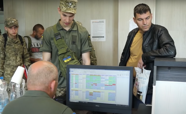 Военнообязанные проходят ВЛК. Фото: youtube