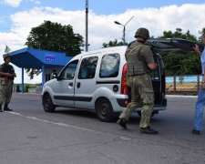 Перший день воєнного стану: на дорогах з'явилися блокпости, копи почали перевірки автомобілів