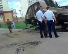 Російські військові загубили по дорозі танк