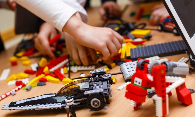 Магніт, тримач для дротів чи навіть барна стійка: як подарувати нове життя конструктору LEGO