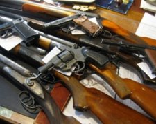 Харків'яни здають в міліцію рушниці та спецзасоби