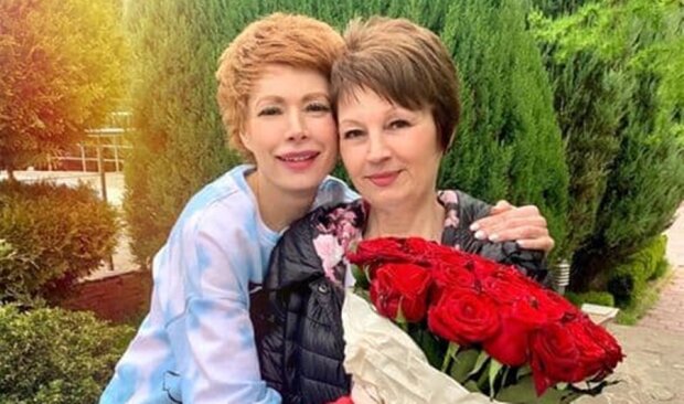 Елена-Кристина Лебедь с мамой, фото с Instagram