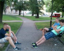 Юні виродки познущались над жінкою з інвалідністю заради "слави" в мережі: фото