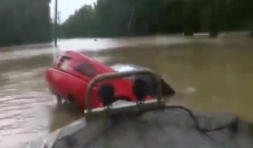 Автоловушка: спасатели достали "даму с собачкой" за секунду до смерти (ВИДЕО)