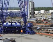 Кран-гігант вразив користувачів мережі (ВІДЕО)